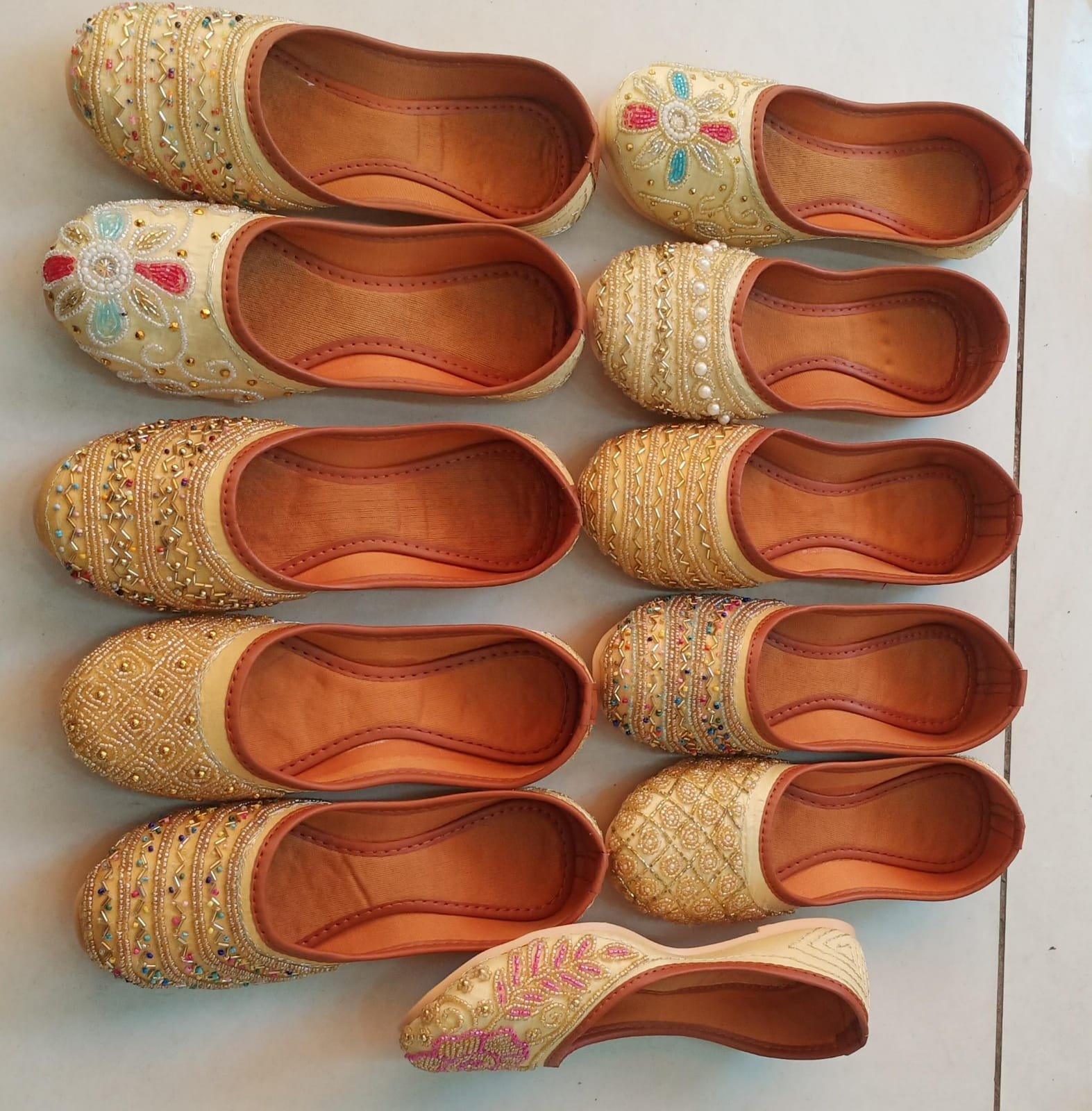 Golden Glow Jutti
